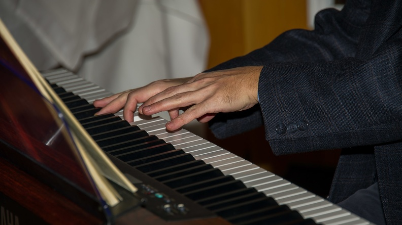 Zwei Hände, die Klavier spielen