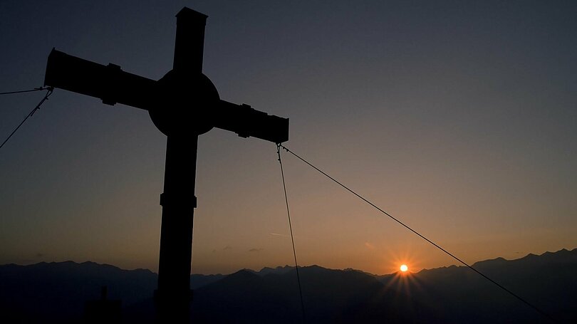 Gipfelkreuz in Nößlach beim Sonnenuntergang