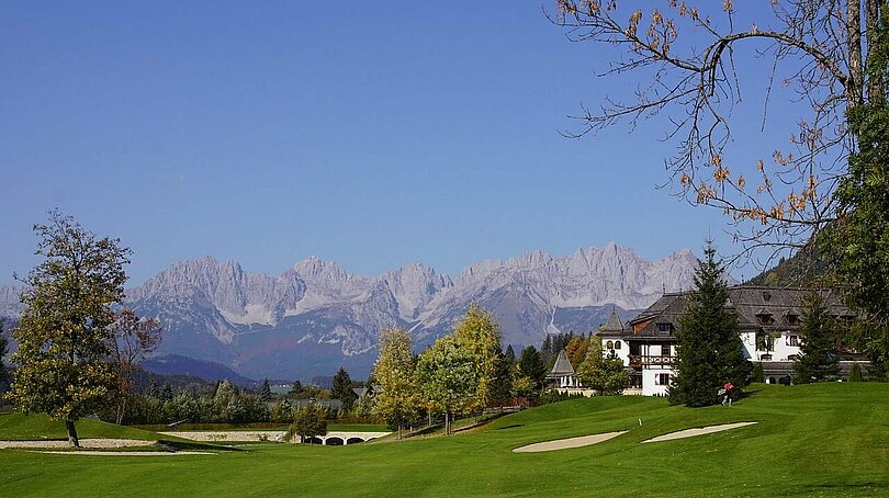 Kitzbühler Golfplatz im Vordergrund, im Hintergrund der Wilde Kaiser