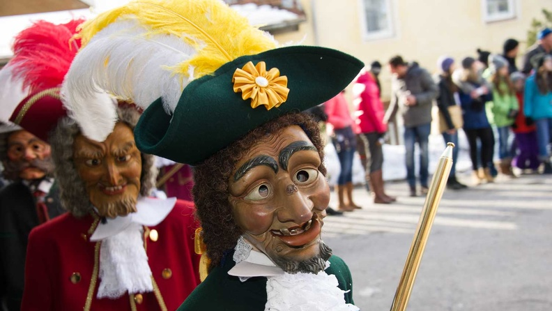 Ein Figur mit Holzmaske aus der Tiroler Fasnacht im Oberland