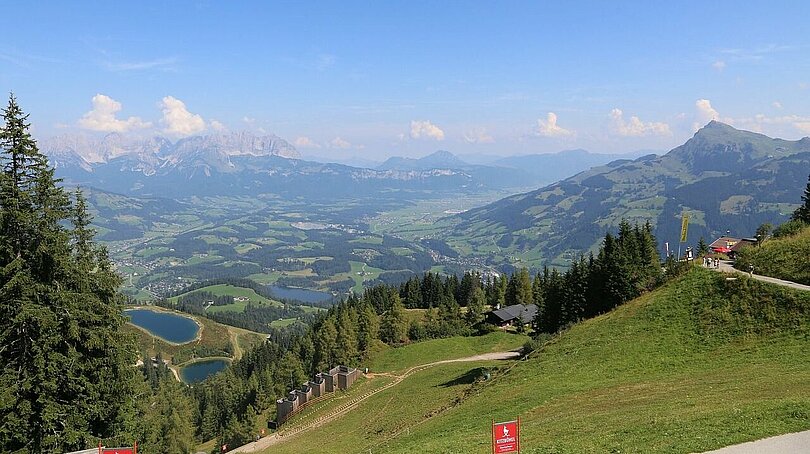 Aussicht auf das Starthaus des Kitzbühler Hahnenkammrennens, auf die berühmte Streif und ins Tal.