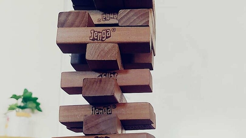 Turm aus Holzbauklötzen